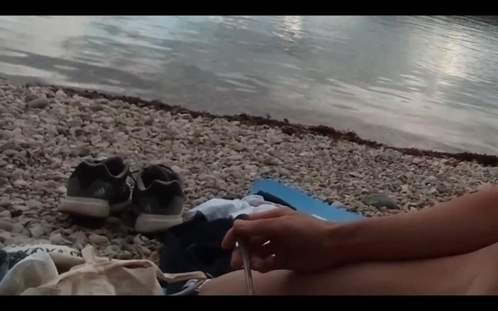 Jon Arteen: Mój pierwszy raz piknik nudystów jedzenie wegańskiej sałatki na plaży...