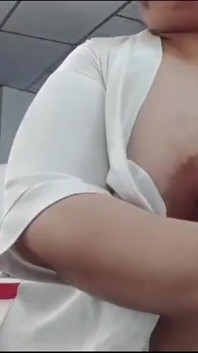 Cewek semok ini lagi asik nyepong kontol pacarku sampai lubangnya menganga lebar