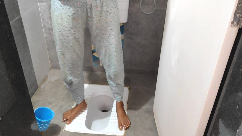 Sexy Komal: Komal lo había acompañado al baño a orinar.