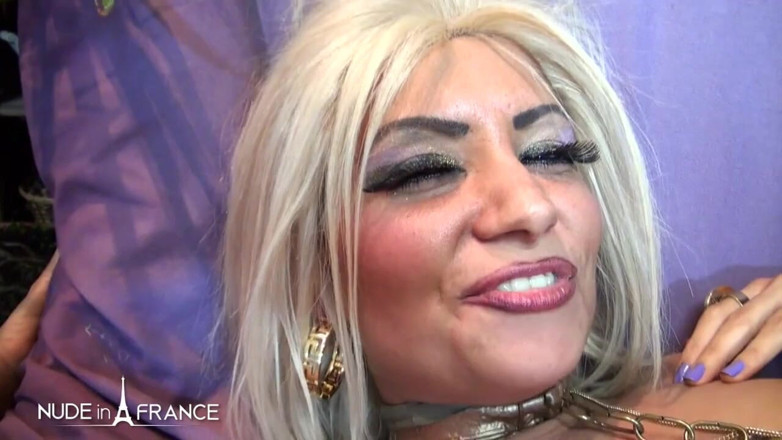 Nude in France: Une MILF arabe poilue à forte poitrine fait une gorge profonde,...