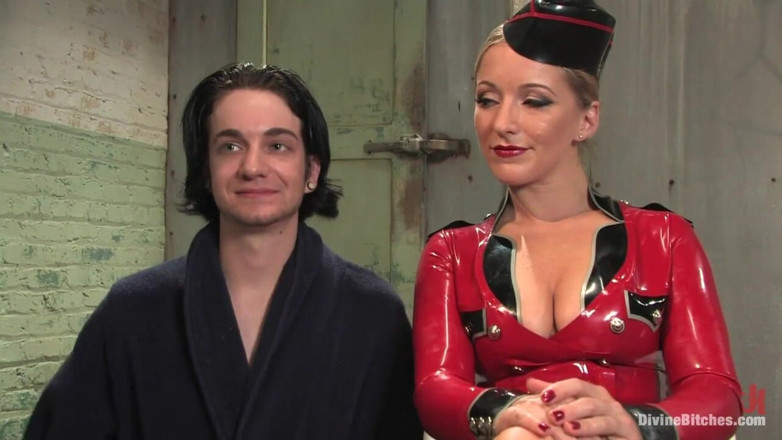 Divine Bitches by Kink: L'addestramento di una casalinga: Episodio 1