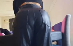Plassen op toilet in een leren broek