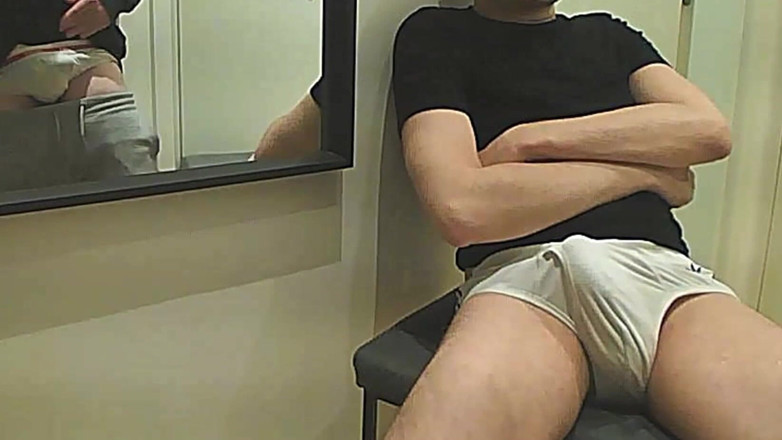 AmateurBoysPissing: Cowok amatir kencing beberapa tetes di celana dalam putih teman...