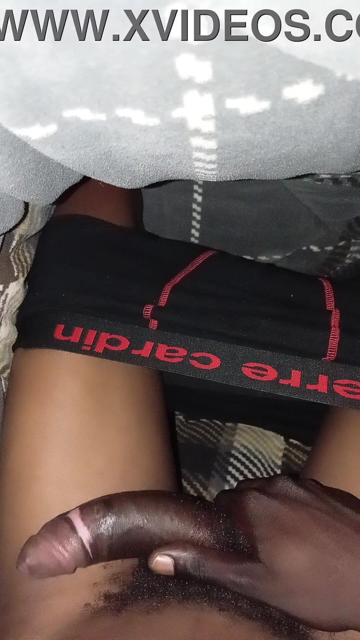 Black Bongs: Sexy masterbating sozinha bbc em quarto