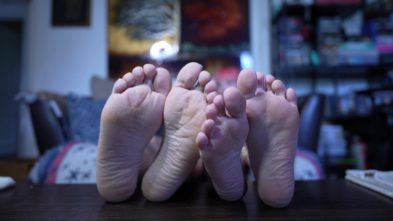 lilredvelvettt: Cornuto dai nostri piedi