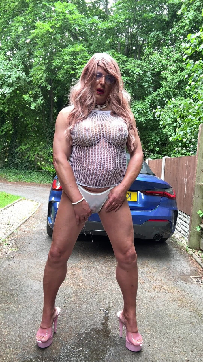 Kellycd2022: Sexy travestiet Kellycd2022 in witte strakke visnetjurk en hakken