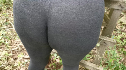 Bouncy Tits Action: स्पैन्डेक्स में गांड की घर के बाहर पिटाई