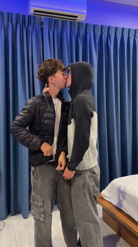 Blondynka Twink zostaje zjedzona w dupę i wciągnięta