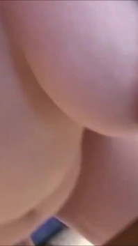 그녀는 입을 벌리고 털이 무성한 보지를 따먹어