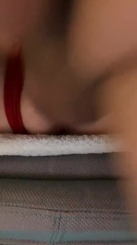 Ghairah membuka pakaian: pertemuan menggoda dalam Scarlet Lingerie