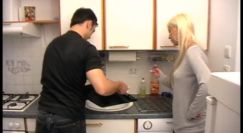 Femdom Austria: Tiener heeft een smakelijk diner nodig en haar keuken om...