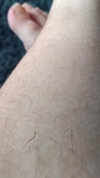 Le gambe pelose provocano tutti i tuoi sensi