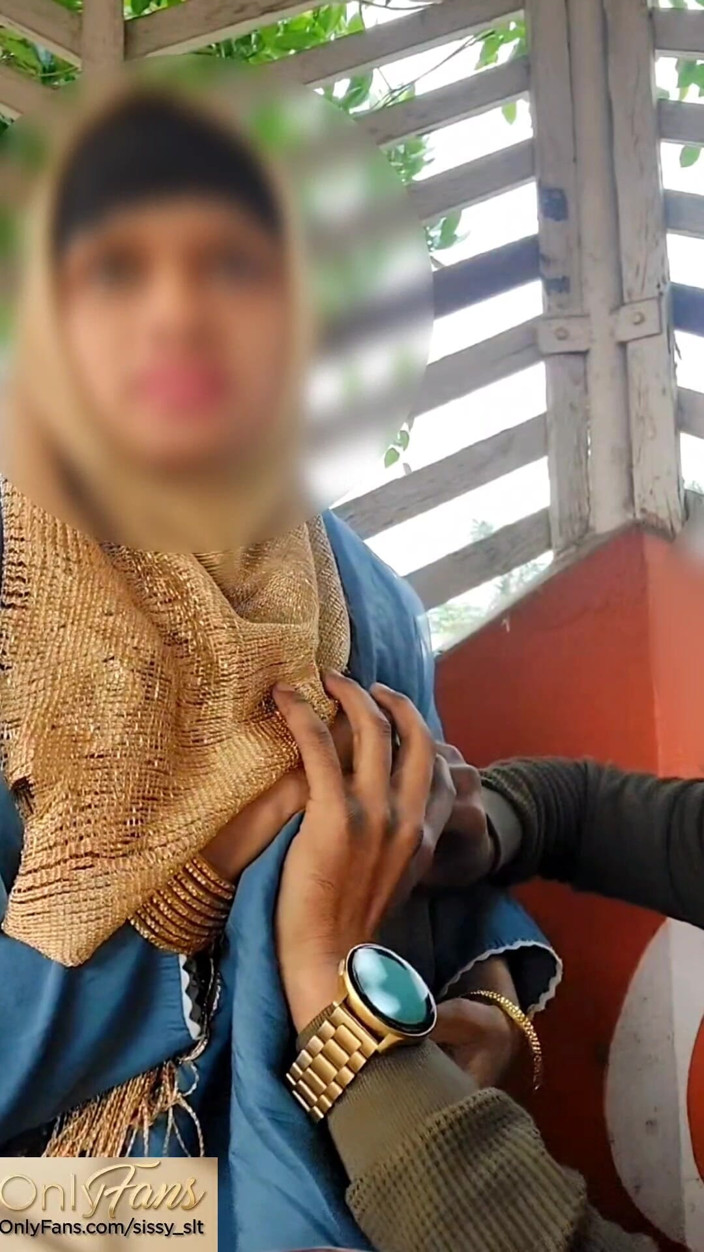 Submissive couple: Hijabi dziewczyna na zewnątrz ryzykowny seks oralny z małym kutasem