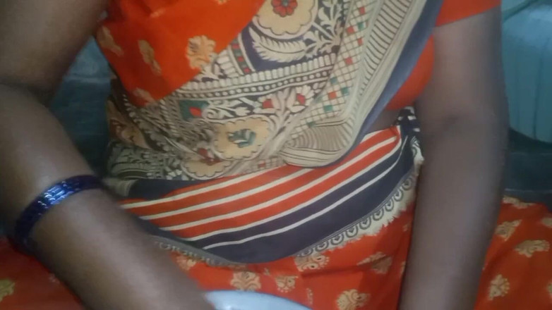 Desi Sathiya: Tante seksi dengan kain sosis