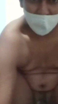 Băiat indian excitat cu un cur uriaș și sfârcuri; cumming strângându-și sfârcurile; )
