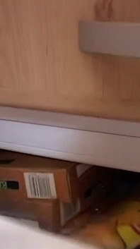 La milf tettona mora si masturba selvaggiamente con oggetti da cucina