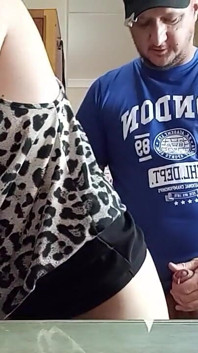 Kızımı mutfakta evlenme teklifi etmeden önce mutfakta sikiyorum