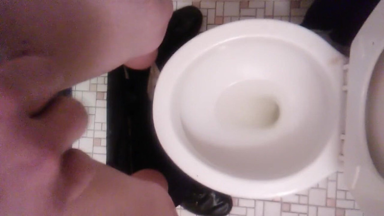 LilTaste: Transgirl panas bermain dengan diri sendiri semasa saya kencing