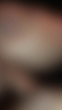 Azgın yarak bu iki orta yaşlı seksi kadının kalçalarına sıkıştı