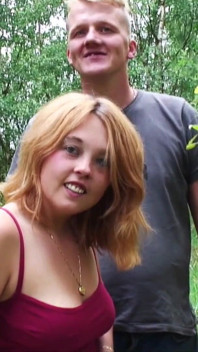 Spermasletvrouw Sassy Taylor zuigt manlief af in het bos