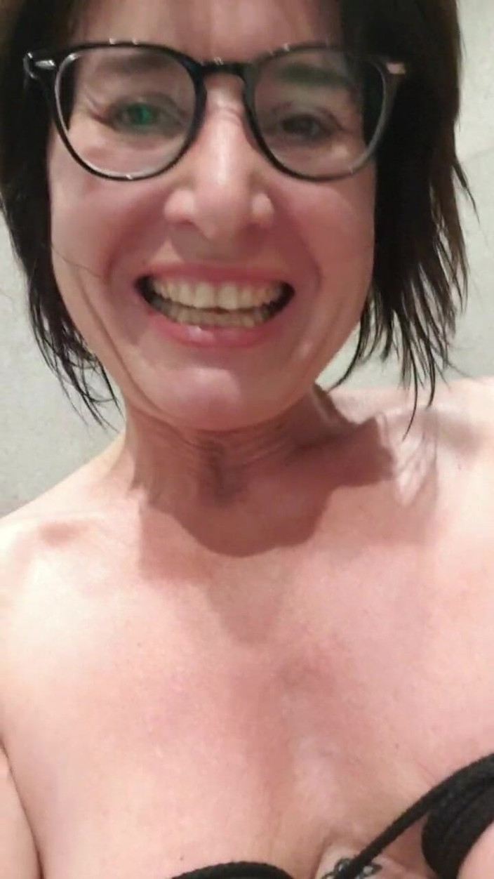 JulieEroticDress: Tryska ekstase w Camping Dusche