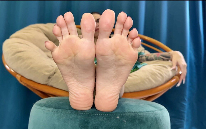 Julia domaina: 내 아름다운 분홍색 발바닥과 긴 발가락, 발가락을 흔들고 벌리는 모습.