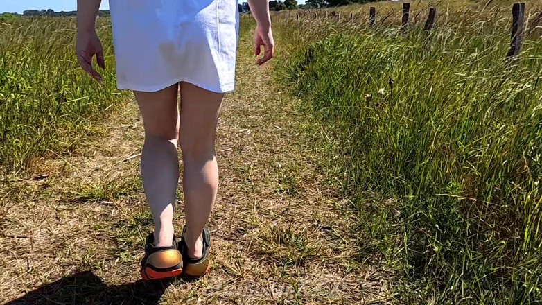 ElsaRixterXXX: Mi audaz paseo sin bragas a la playa y de...
