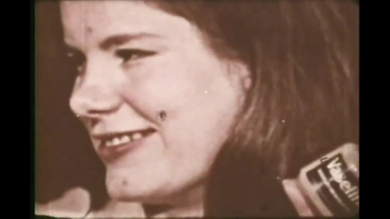 Vintage megastore: Vintage, une MILF à la chatte poilue se fait baiser et éjaculer...