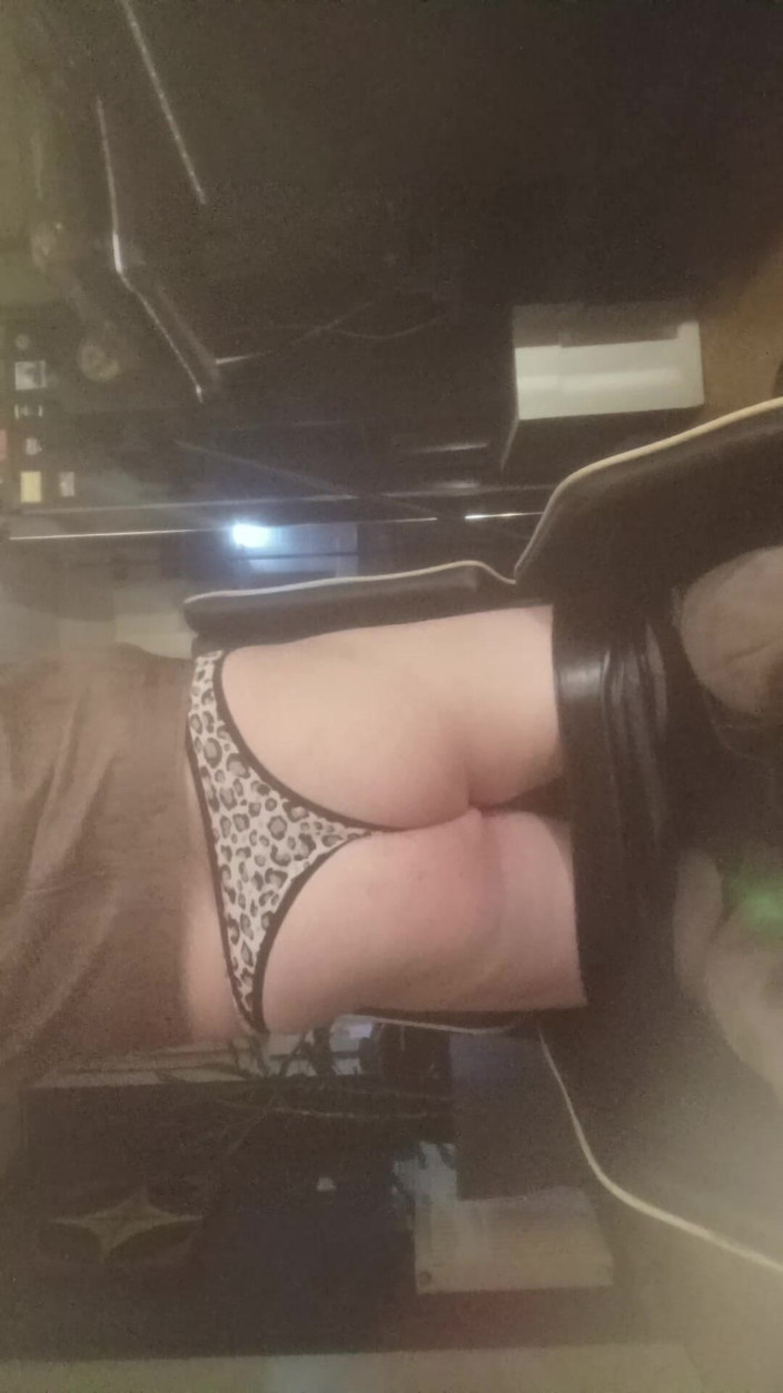 JujuTV: Kadın kılıklı travesti cd transeksüel azgın sikiş deliğini gösteriyor