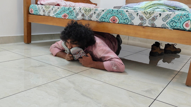 Vaigavarun45: Il ragazzo sconosciuto entra in una casa di una ragazza...