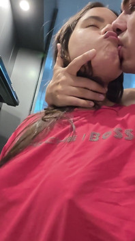 ルームメイトが私の服を着たいと言って、クリーミーなミルクで服を詰めたいんです