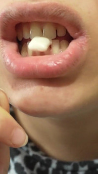 La sorellastra gigantessa chewing gum e intrappola il piccolo fratellastro umilia e mastica la gomma da masticare e viene intrappolata e scopata