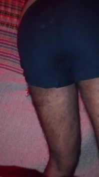 Tip negru sexy care poartă lenjerie intimă gemând, vorbind murdar până la spermă tare, orgasm puternic