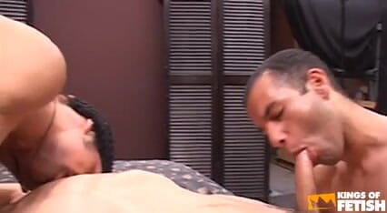 Gay Diaries: Lelaki pemalu dengan rambut kerinting dipam pantatnya oleh dua lelaki...
