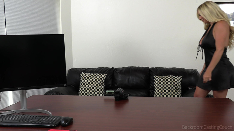 Backroom Casting Couch: Casada e despedida, ela entrou nos bastidores