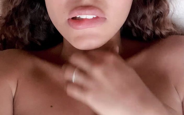 kafesexxx: Memek sempit cewek ini lagi asik muasin memeknya pakai dildo...