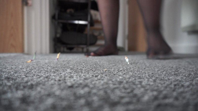 Sasha Curves: Gigante brinca de esconde-esconde com colegas encolhidos