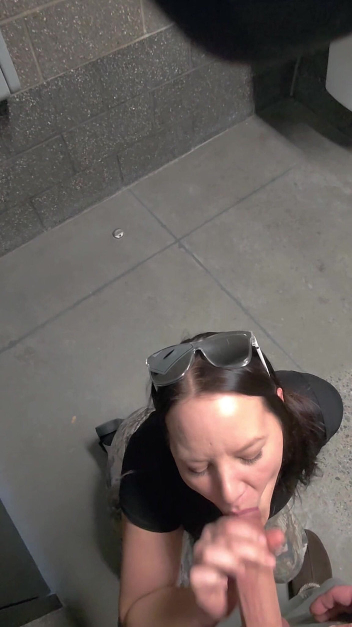 Mya Lane: Ehefrau schleicht sich in die toilette der tankstelle, um gefickt...