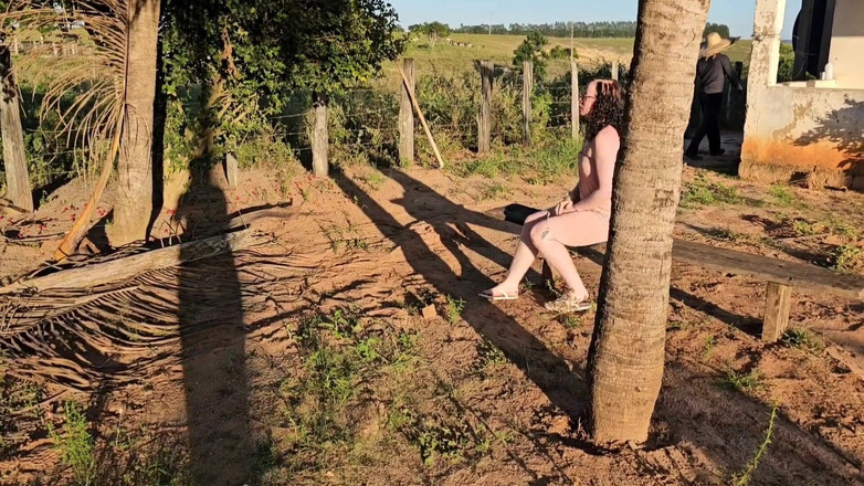 Lorrany exotica: Vi a mi vecina ganar patio bajo el sol caliente...