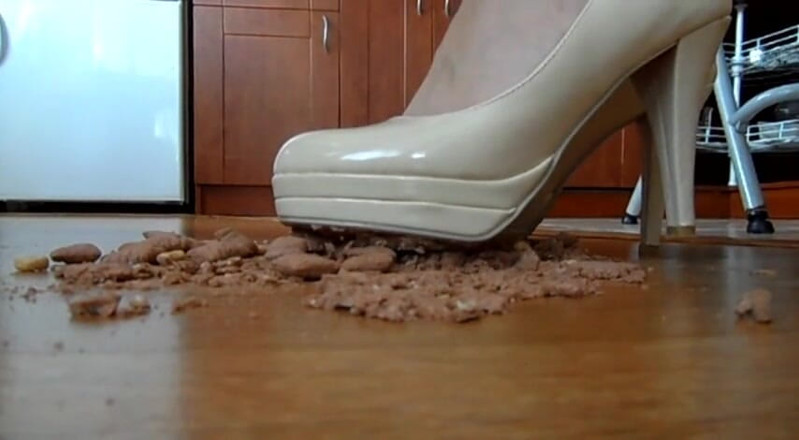 Foot Girls: Crushing and trampling food