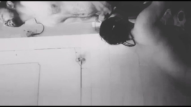 Rishi: 義理の妹にバスルームでチンコをしゃぶらせ、立ったまま彼女のアナルを犯しました