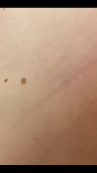 내 후장까지 너무 쉽게 슬라이딩하는 큰 빨간 딜도를 즐기기를 바랍니다.