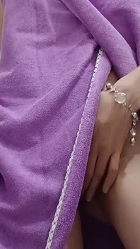 부모님은 내가 목욕을 하고 있다고 생각하지만, 자위하고 동시에 사정하고 있어요.
