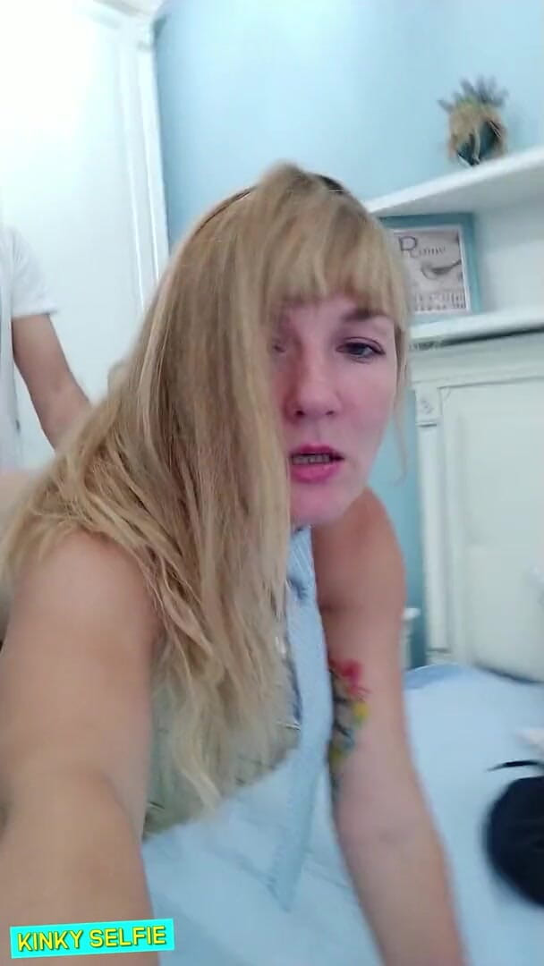Sasha Bikeyeva: Sapık selfie - baskın orta yaşlı seksi kadın telefonda selfie videosu çekiyor....