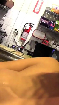 Lesbische liefde tussen Penny Barber en Alani Pi, twee 18-jarige hoeren met kleine natuurlijke borsten spelen met hun natte kutjes