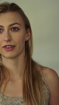 Pequeña chica rubia de tetas perforada en el sofá