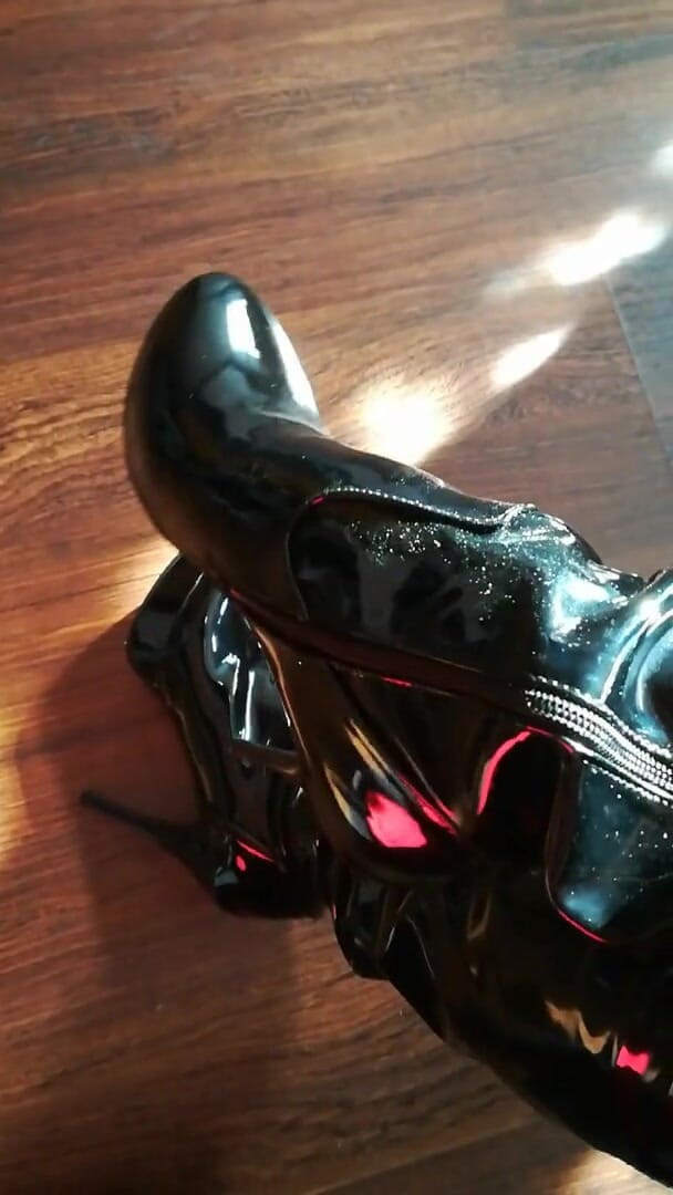 Lady Daniela -: The lady in beautiful boots crushes potatoes
