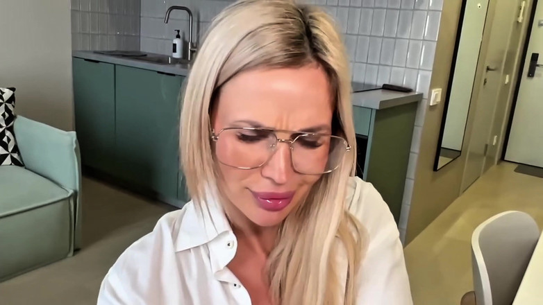 MurAmurr: Sekretaris seksi ini nggak punya kemampuan untuk menyelesaikan pekerjaannya! Tapi...