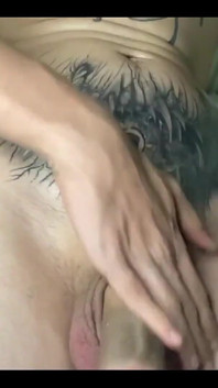Magrinha tatuada cara goza cargas eu gozo muito. Eu recebo tanto leite de mim mesma que não tenho mais nada. Feliz Dia das Bruxas