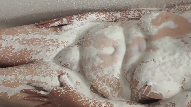 Bouncy Tits Action: Puder meinen körper in der badewanne